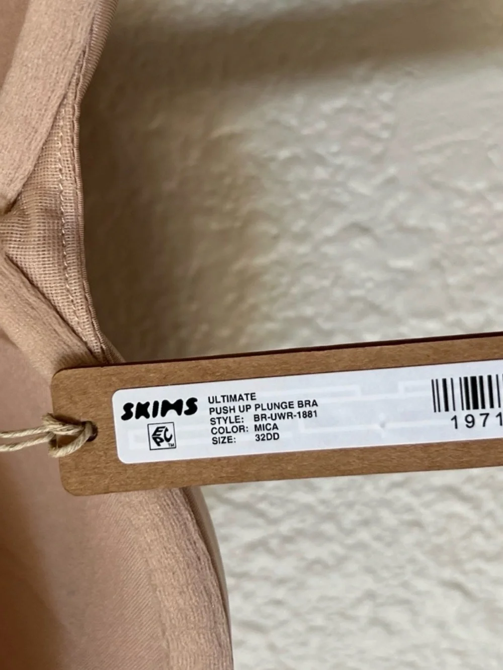 SKIMS Nude T-Shirt Bra - Picture 5 of 5